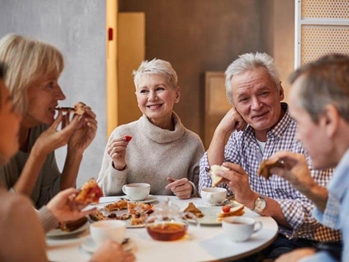 Nous préparons les repas pour les seniors.